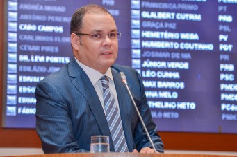 "Se n&oacute;s formos ver a hist&oacute;ria, houveram pedidos [de impeachment] para o presidente Fernando Henrique, para o presidente Itamar [Franco], para o presidente Collor [Fernando Collor de Melo] e esse foi cassado, mesmo depois de ter renunciado, e, posteriormente, foi absorvido pelo Supremo Tribunal Federal. Nenhum desses casos teve sustenta&ccedil;&atilde;o para os recursos de afastamento dos presidentes do cargo. E a hist&oacute;ria se repete. Por isso, n&atilde;o vejo fatos que possam gerar o impeachment dela [Dilma Rousseff]". - Rog&eacute;rio Cafeteira, l&iacute;der do governo na Assembl&eacute;ia Legislativa (PSC)