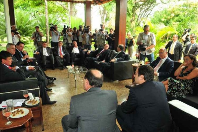 Governadores de 10 estados se encontraram antes na casa de Rodrigo Rollemberg, do Distrito Federal, para definir a pauta que seria apresentada na reuni&atilde;o com Barbosa