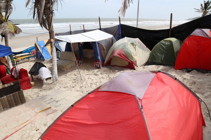 Grupo de acampamentos se preparam para o réveillon na praia