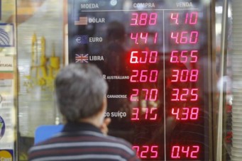 D&oacute;lar alto - A moeda americana disparou passou de R$ 2,662 no fim de 2014 para R$ 3,893 em 17 de dezembro - Foto: Reprodu&ccedil;&atilde;o