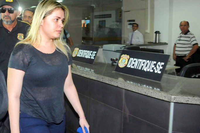 Depois de passar 39 dias foragida da Justiça, a prefeita afastada de Bom Jardim (MA), Lidiane Leite da Silva, de 25 anos, se apresentou na sede da Superintendência da Polícia Federal (PF) - Foto: Honório Moreira/OIMP/D.A Press