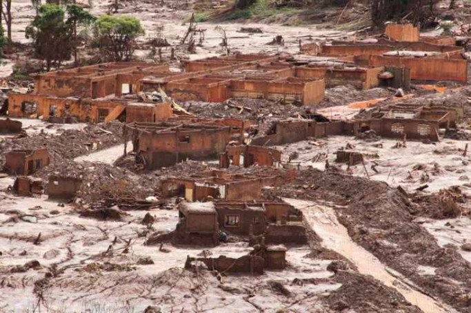 Em 5 de novembro, o rompimento de uma barragem de rejeitos de mineração da empresa Samarco criou uma grande onda de lama e deixou um rastro de destruição e mortos no município de Mariana (MG) - Foto: Reprodução