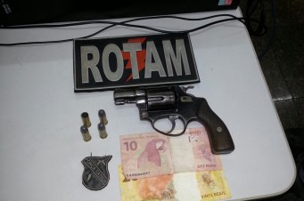 Dupla &eacute; presa com rev&oacute;lver na Via Expressa