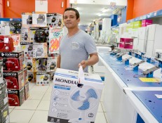 Liquida&ccedil;&atilde;o nas lojas do com&eacute;rcio no Centro da capital 