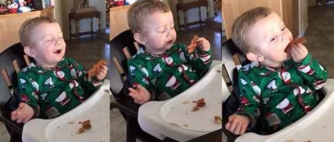bebe comendo bacon pela primera vez