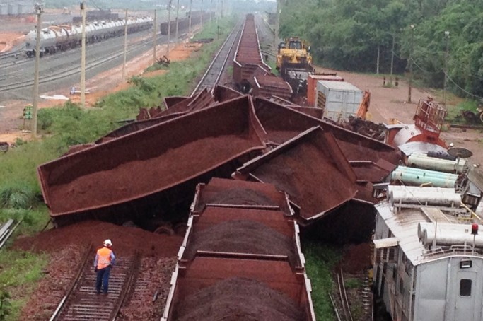 Trem carregado de minério descarrilha em Açailândia