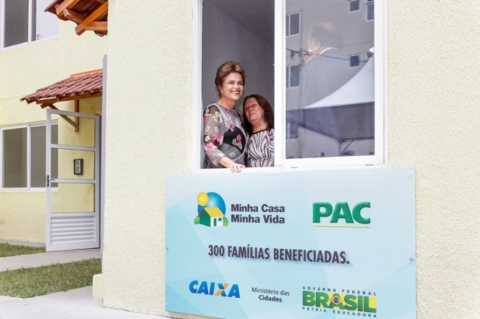 Nova Friburgo - RJ, 10/11/2015. Presidenta Dilma Rousseff durante Cerim&ocirc;nia de entrega de unidades habitacionais em Nova Friburgo/RJ e entregas simult&acirc;neas de unidades em S&atilde;o Mateus/ES, em S&atilde;o Gon&ccedil;alo/RJ e em Duque de Caxias/RJ do Programa Minha Casa Minha Vida. Foto: Roberto Stuckert Filho/PR