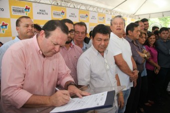 Governador em exerc&iacute;cio Carlos Brand&atilde;o, ao lado do secret&aacute;rio de Articula&ccedil;&atilde;o Pol&iacute;tica, M&aacute;rcio Jerry, e outras autoridades em visita &agrave; cidade de Colinas