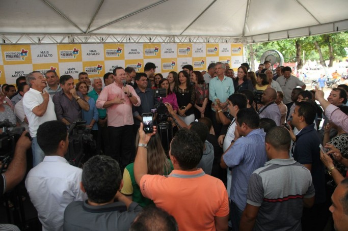 Governador em exerc&iacute;cio Carlos Brand&atilde;o, ao lado do secret&aacute;rio de Articula&ccedil;&atilde;o Pol&iacute;tica, M&aacute;rcio Jerry, e outras autoridades em visita &agrave; cidade de Colinas