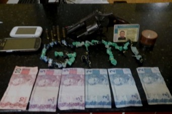 Os suspeitos detidos estavam com drogas, arma e muni&ccedil;&atilde;o. dois foragidos tamb&eacute;m foram recapturados
