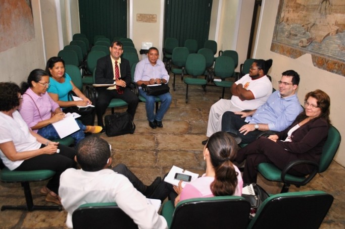 Defensora geral Mariana Albano durante reunião com conselheiros tutelares na sede da DPE