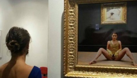mulher nua no museu na frança