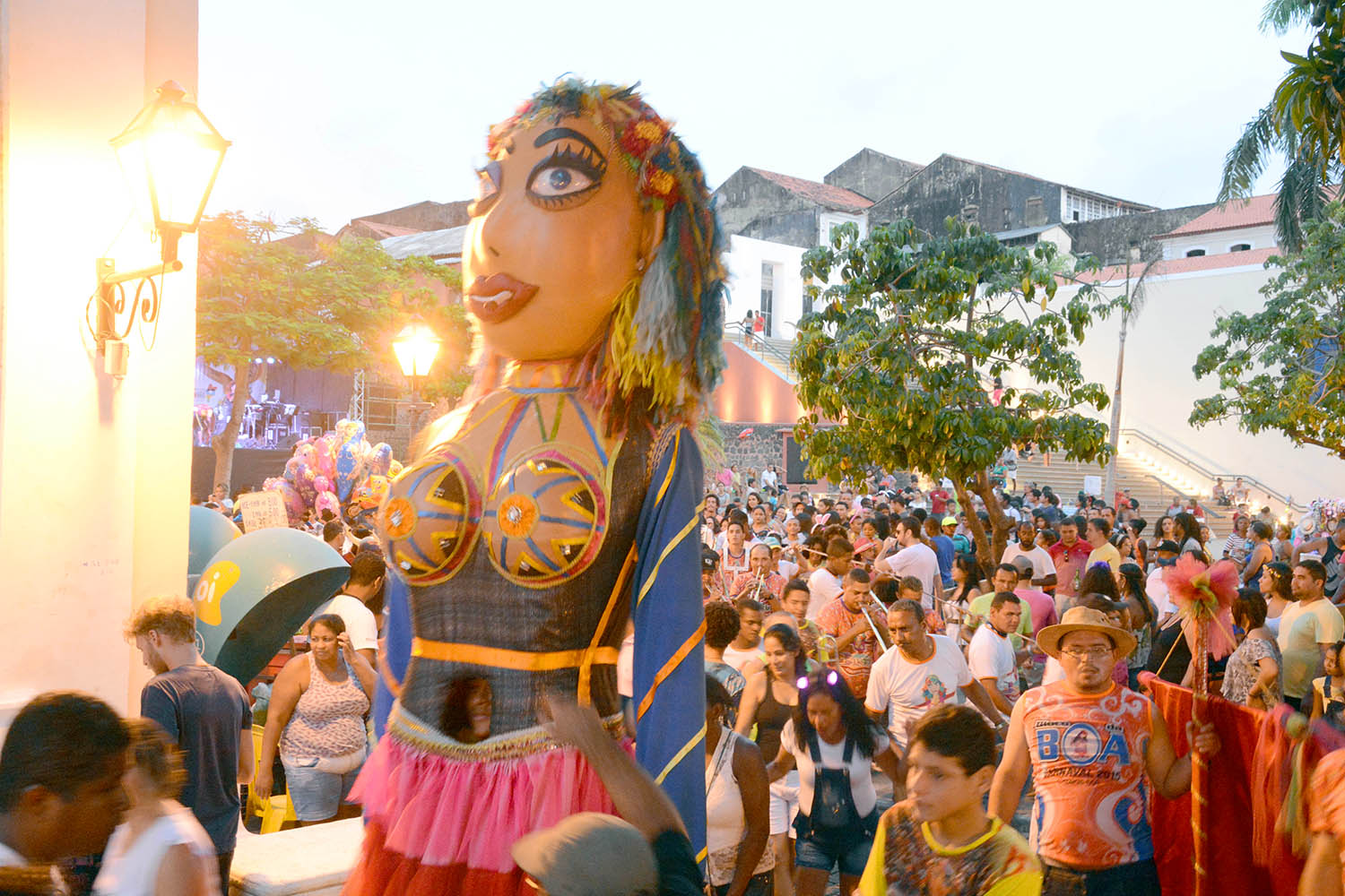 A Bandida se concentrou na praça e em seguida arrastou centenas de foliões pelas ruas do Centro Histórico levando a sua musa