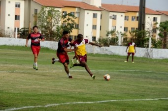 Jhulian marcou tr&ecirc;s gols no amistoso 