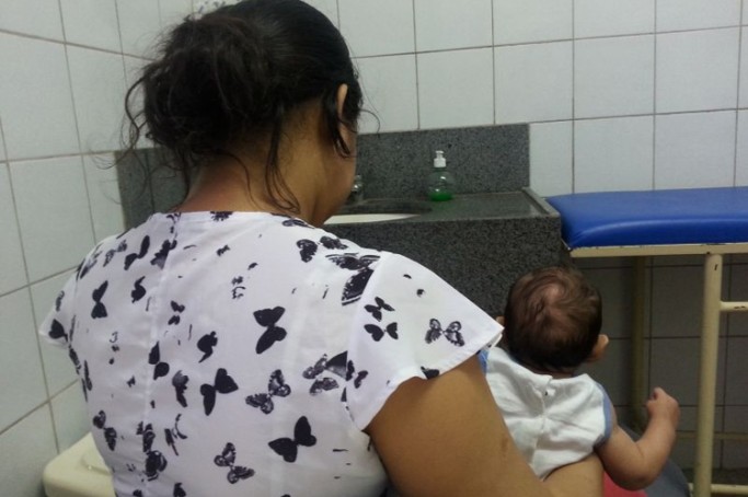 Mulher aguarda atendimento para seu filho com microcefalia, no Hospital Oswaldo Cruz.