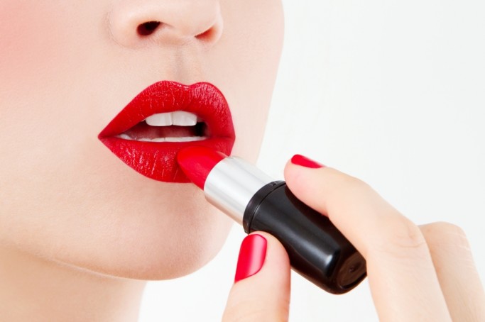 mulher de batom vermelho 