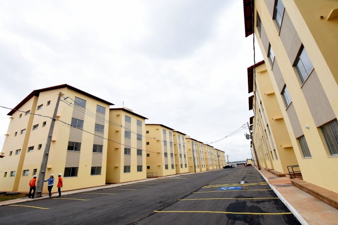 Prefeito vistoria obras da Minha Casa MinhaVida no Piancó