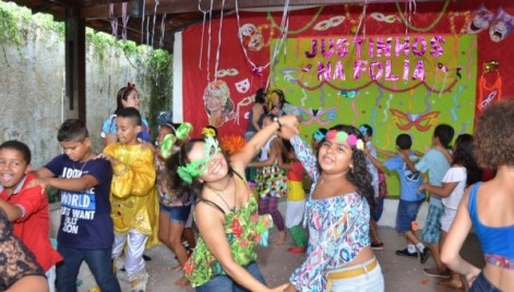 Escolas promovem bailes carnavalescos para os estudantes