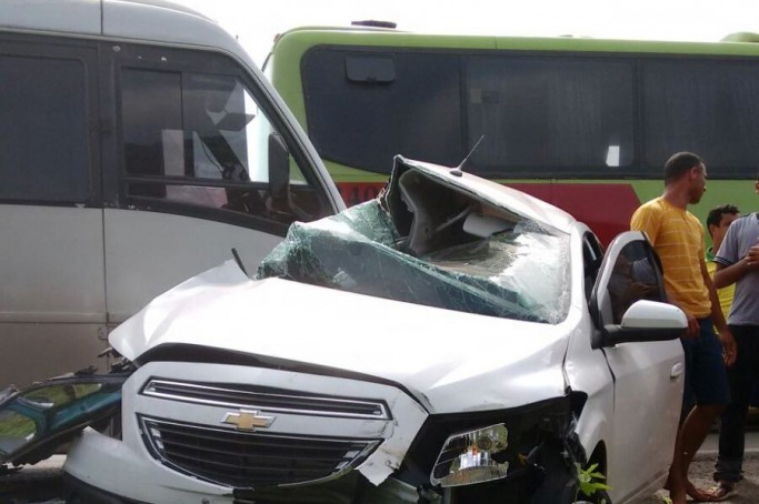 Mulher morre após colisão entre carro e micro-ônibus na BR 135 (Divulgação/PRF)