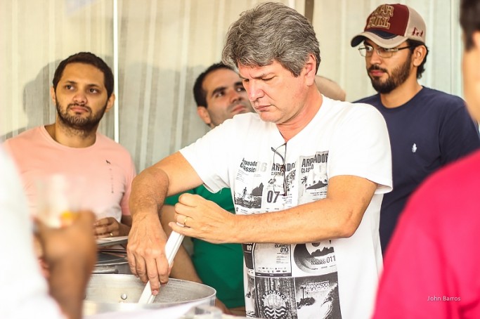 Alunos participando da fabricação da cerveja artesanal