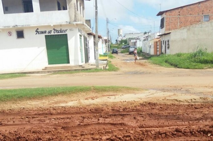 Moradora denuncia falta de infraestrutura na Estrada da Vit&oacute;ria