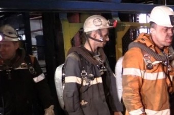 Al&eacute;m dos 26 mineiros presos no subsolo e dos membros do servi&ccedil;o de emerg&ecirc;ncia que morreram no decorrer da opera&ccedil;&atilde;o de resgate que falhou, outros quatro trabalhadores j&aacute; tinham morrido no acidente