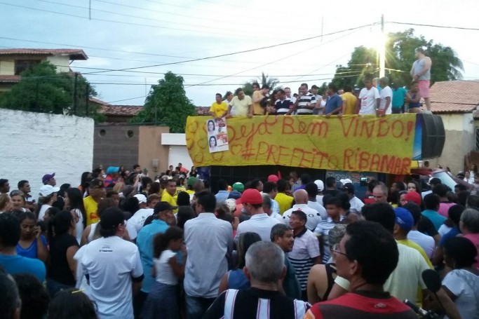 Prefeito Ribamar Alves &eacute; ovacionado ao chegar em S&atilde;o Lu&iacute;s