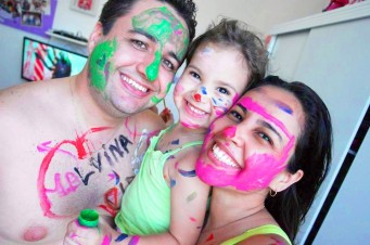 A publicit&aacute;ria Malvina Ferreira comemora o anivers&aacute;rio na data pela primeira vez com o marido e a filha