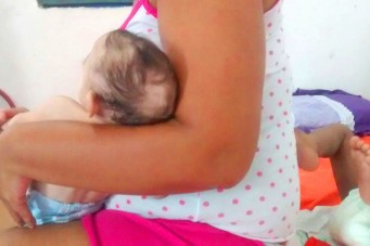 Deyse Victória, de apenas sete meses,  nasceu com microcefalia e tem que fazer tratamento mensal na Ilha