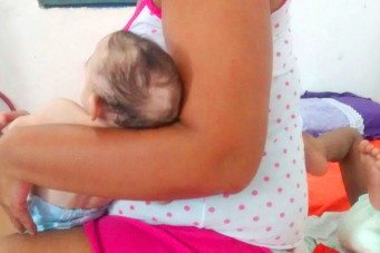 Deyse Vict&oacute;ria, de apenas sete meses,  nasceu com microcefalia e tem que fazer tratamento mensal na Ilha