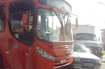 Acidente Avenida dos Franceses entre carro e ônibus