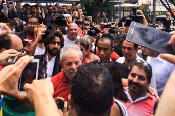 São Paulo -  Ex- presidente Lula, cumprimenta manifestantes, concentrados em frente ao prédio onde mora em São Bernardo do Campo
