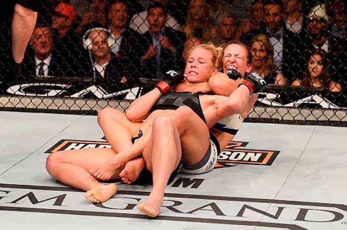 Miesha Tate insiste no estrangulamento e apaga a ent&atilde;o campe&atilde; Holly Holm: cintur&atilde;o peso galo tem nova dona