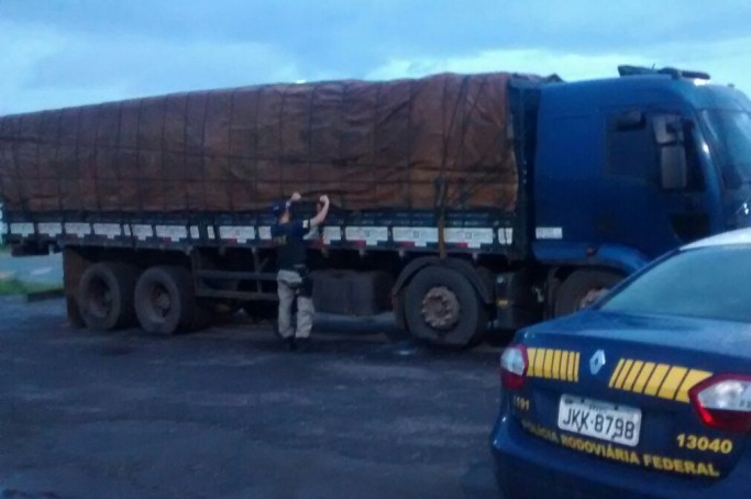 PRF apreende caminhão com carregamento de madeira irregular