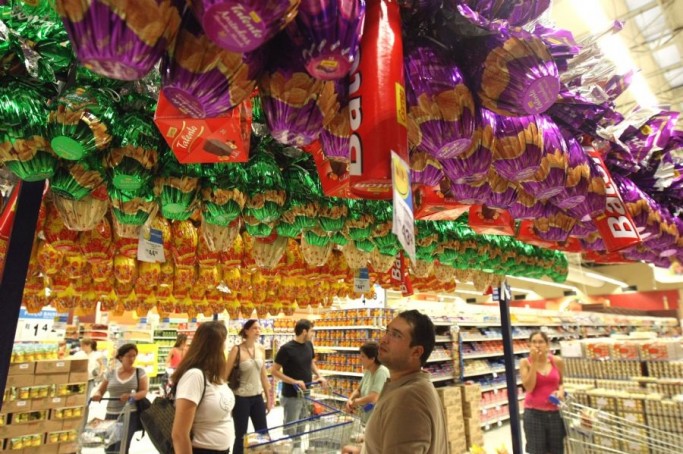 CVD3 SAO PAULO 25.02.2009 ECONOMIA VENDA DE OVOS DE PASCOA Ovos de chocolate em exposição na loja do supermercado Wal Mart no bairro da Barra Funda , região central. FOTO CLAYTON DE SOUZA/AE