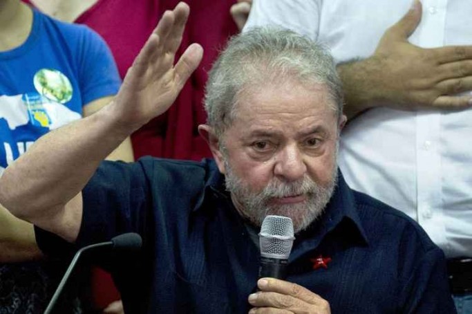 Ex-presidente durante discurso a militantes: viagem a Bras&iacute;lia para tra&ccedil;ar discurso de defesa na Lava-Jato