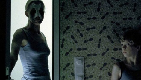 Na calada do dia ou da noite, os protagonistas do filme austr&iacute;aco Boa noite, mam&atilde;e n&atilde;o d&atilde;o descanso &agrave; mec&acirc;nica viol&ecirc;ncia reservada &agrave; m&atilde;e deles