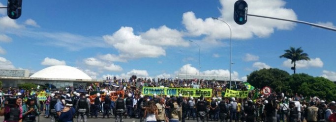 São cerca de 300 manifestantes a favor do governo em frente ao Palácio e cerca de 300 manifestantes contra em frente à rampa do Congresso, de acordo com a PM