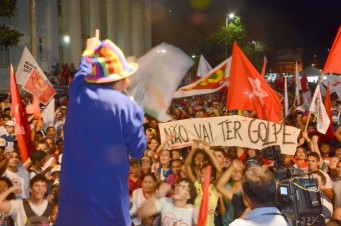 De acordo com os organizadores, mais de 6 mil pessoas participaram do ato. Os ativistas carregavam bandeiras, cartazes e gritavam de palavras de ordem como "não vai ter golpe" e "golpistas não passarão"