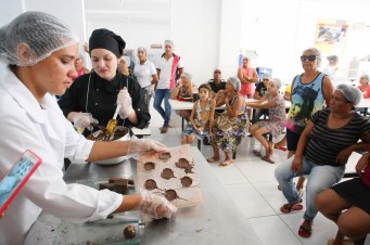 Oficinas ajudam frequentadores dos restaurantes populares a garantir uma renda extra no período da Semana Santa