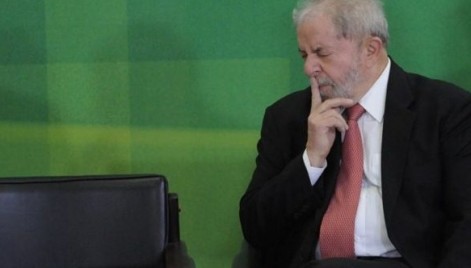 O ministro do STF ainda determinou que as investiga&ccedil;&otilde;es da Lava-Jato contra ao petista continuem com o juiz S&eacute;rgio Moro, da 13&ordf; Vara Federal de Curitiba. Lula