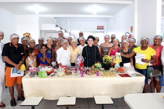 Oficinas ajudam frequentadores dos restaurantes populares a garantir uma renda extra no período da Semana Santa