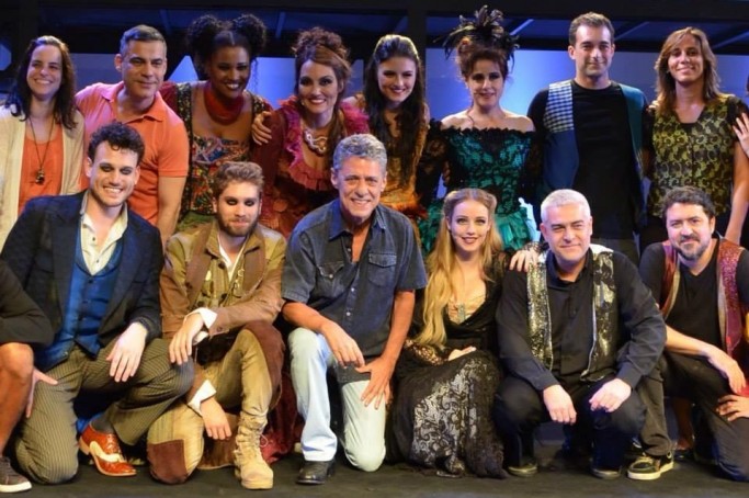 O musical &eacute; uma hist&oacute;ria sobre um grupo de atores mambembes que, de cidade em cidade, vivem diversas hist&oacute;rias, todas ornamentadas por can&ccedil;&otilde;es de Chico Buarque