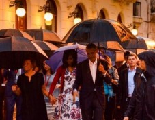 O presidente norte-americano, Barack Obama, e sua fam&iacute;lia passeiam por Havana