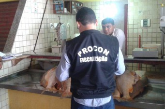 Fiscais realizam pesquisa em mercados da capital