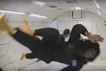 Mulher treina com astronautas para ser a primeira estrela porn&ocirc; no espa&ccedil;o