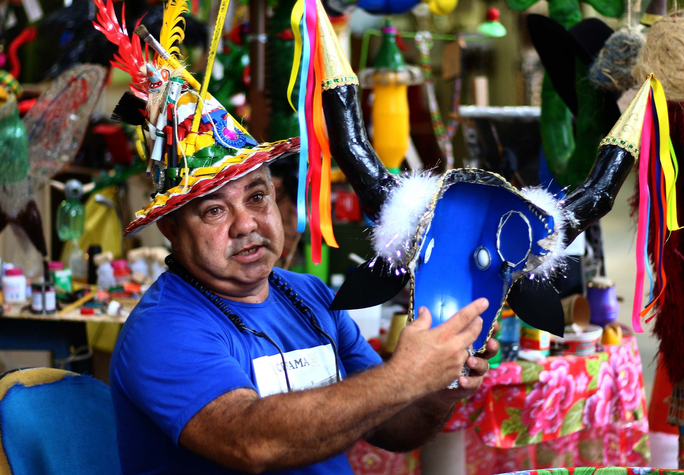Artesão e artista plástico José Alencar compõe peças com material reciclado