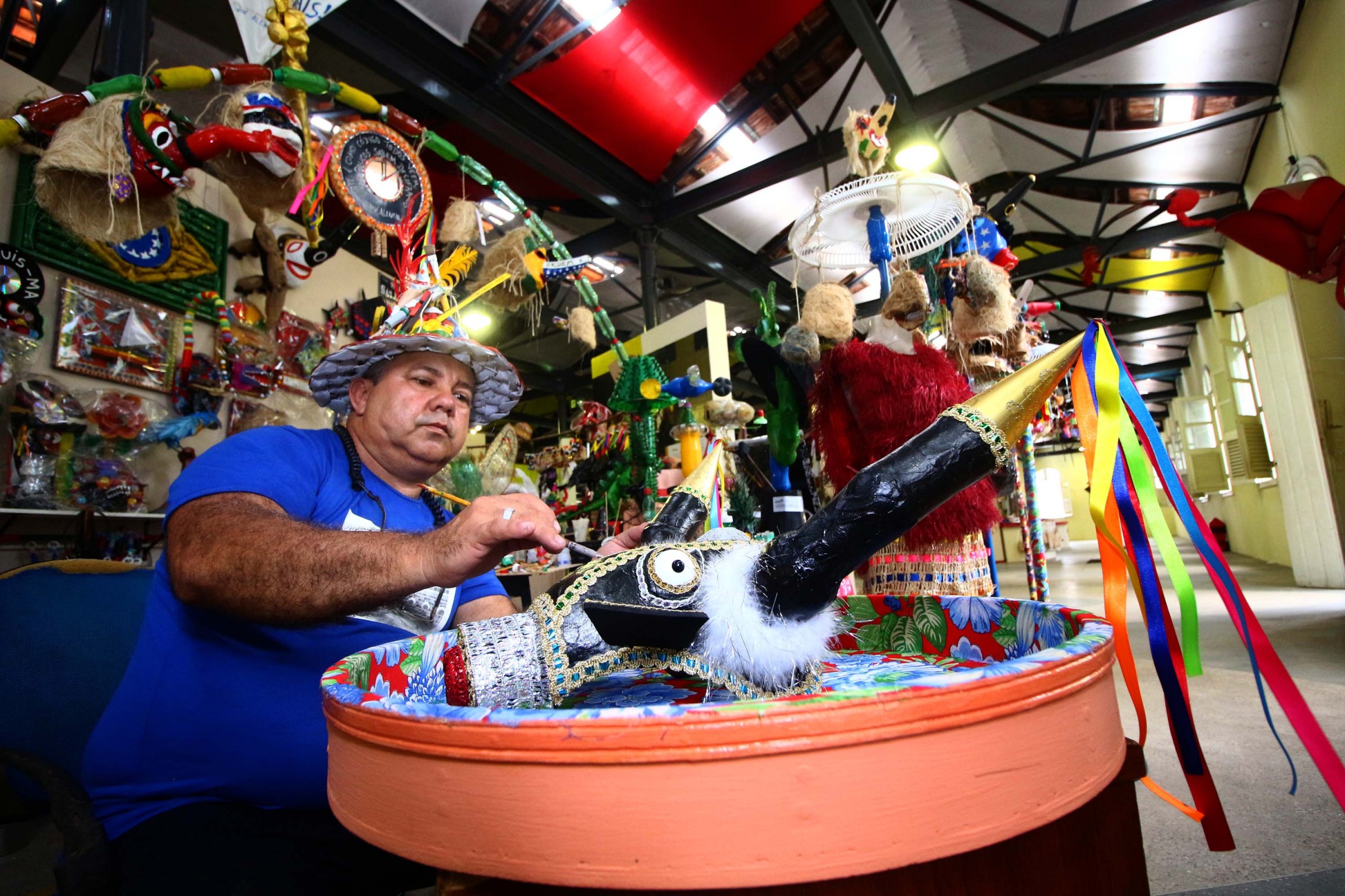 Artesão e artista plástico José Alencar compõe peças com material reciclado