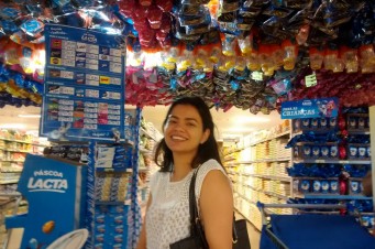 A arquiteta Denise Duarte compra ovos para os sobrinhos
