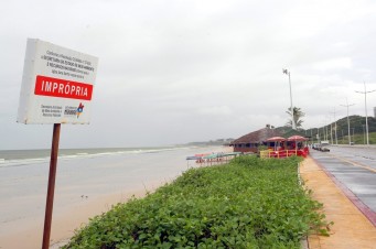 Polui&ccedil;&atilde;o prejudica com&eacute;rcio nas praias